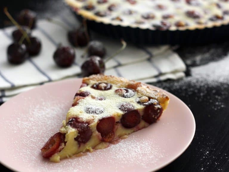Vláčný francouzský třešňový koláč clafoutis