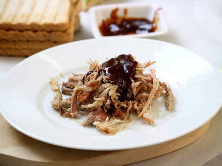 Sendvič z trhaného vepřového masa s cibulovou marmeládou