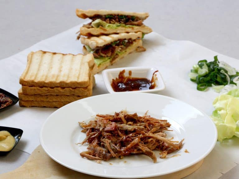 Sendvič z trhaného vepřového masa s cibulovou marmeládou