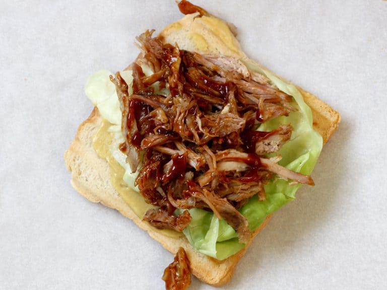 Sendvič z trhaného vepřového masa s cibulovou marmeládou