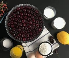 Vláčný francouzský třešňový koláč clafoutis