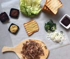 Sendvič z trhaného vepřového masa s cibulovou marmeládou