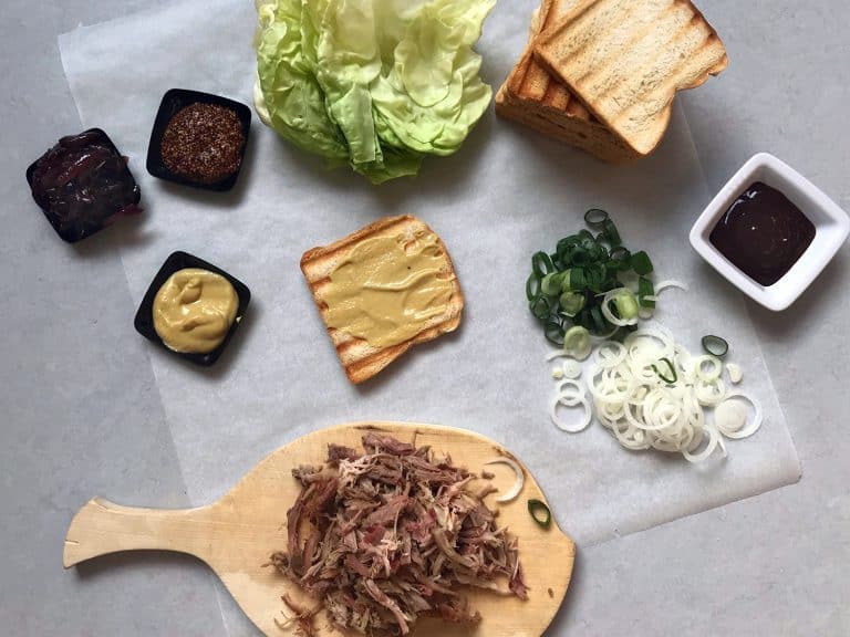 Sendvič z trhaného vepřového masa s cibulovou marmeládou