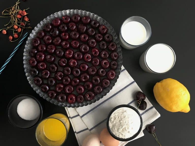 Vláčný francouzský třešňový koláč clafoutis