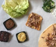 Sendvič z trhaného vepřového masa s cibulovou marmeládou