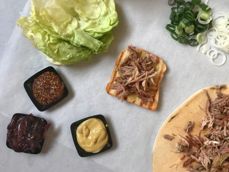 Sendvič z trhaného vepřového masa s cibulovou marmeládou