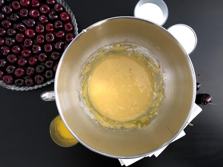 Vláčný francouzský třešňový koláč clafoutis