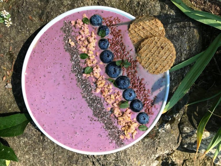Borůvková smoothie bowl s jogurtem