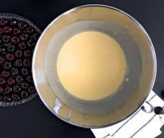 Vláčný francouzský třešňový koláč clafoutis