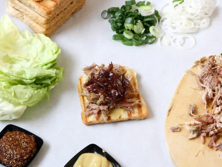 Sendvič z trhaného vepřového masa s cibulovou marmeládou