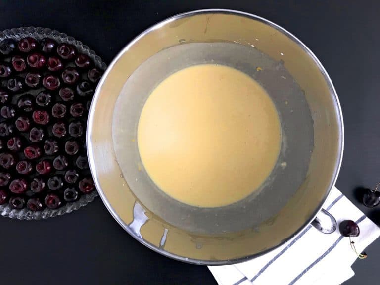 Vláčný francouzský třešňový koláč clafoutis