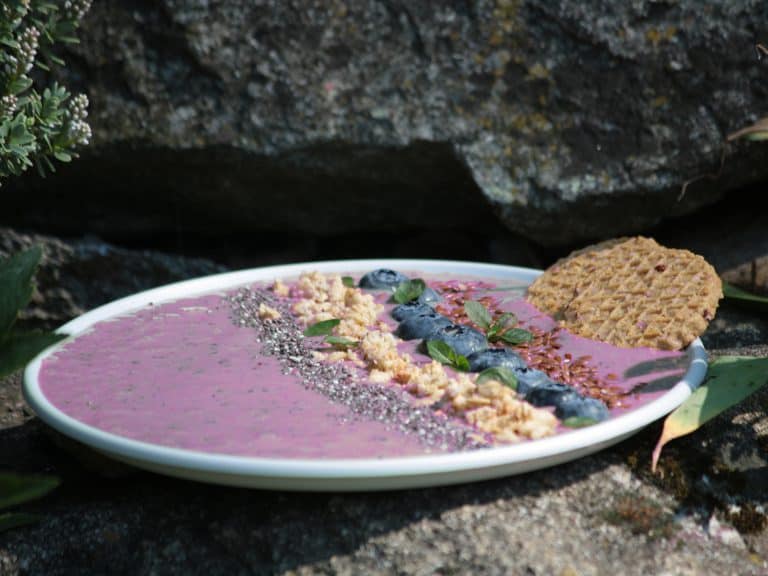 Borůvková smoothie bowl s jogurtem