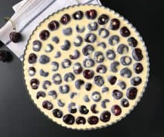 Vláčný francouzský třešňový koláč clafoutis