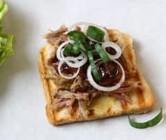 Sendvič z trhaného vepřového masa s cibulovou marmeládou