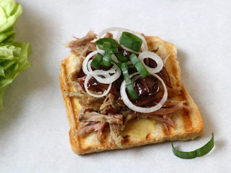 Sendvič z trhaného vepřového masa s cibulovou marmeládou