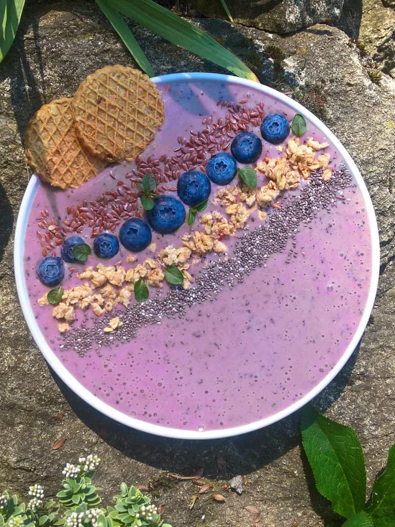 Borůvková smoothie bowl s jogurtem