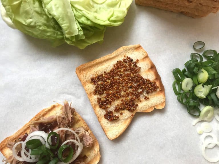 Sendvič z trhaného vepřového masa s cibulovou marmeládou