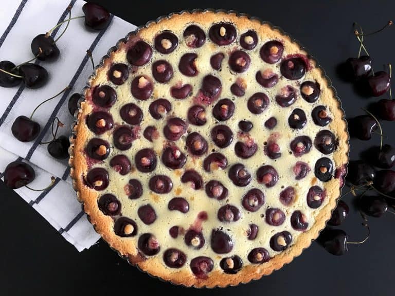 Vláčný francouzský třešňový koláč clafoutis