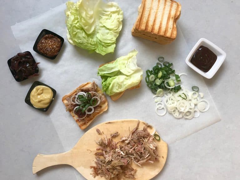 Sendvič z trhaného vepřového masa s cibulovou marmeládou