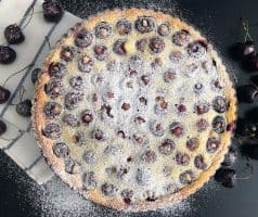 Vláčný francouzský třešňový koláč clafoutis