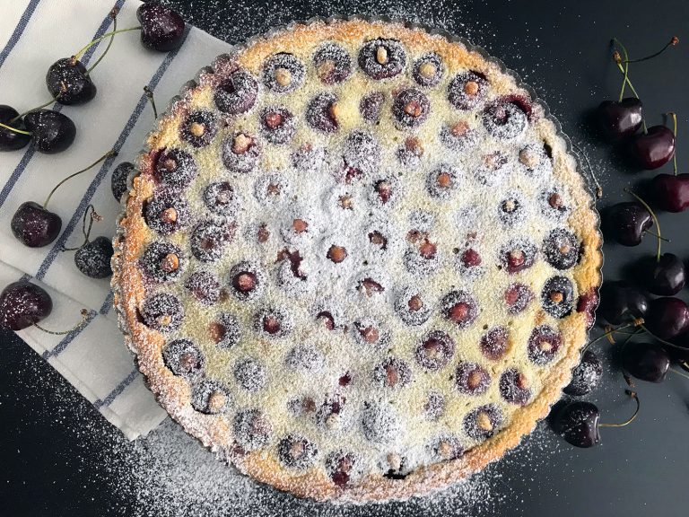 Vláčný francouzský třešňový koláč clafoutis