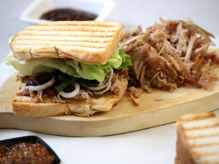 Sendvič z trhaného vepřového masa s cibulovou marmeládou