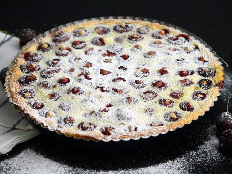 Vláčný francouzský třešňový koláč clafoutis