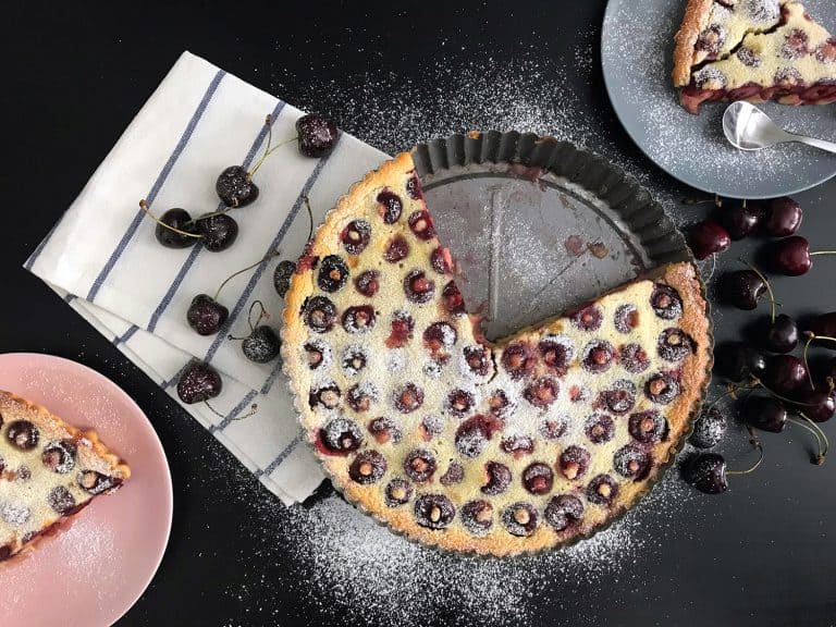 Vláčný francouzský třešňový koláč clafoutis