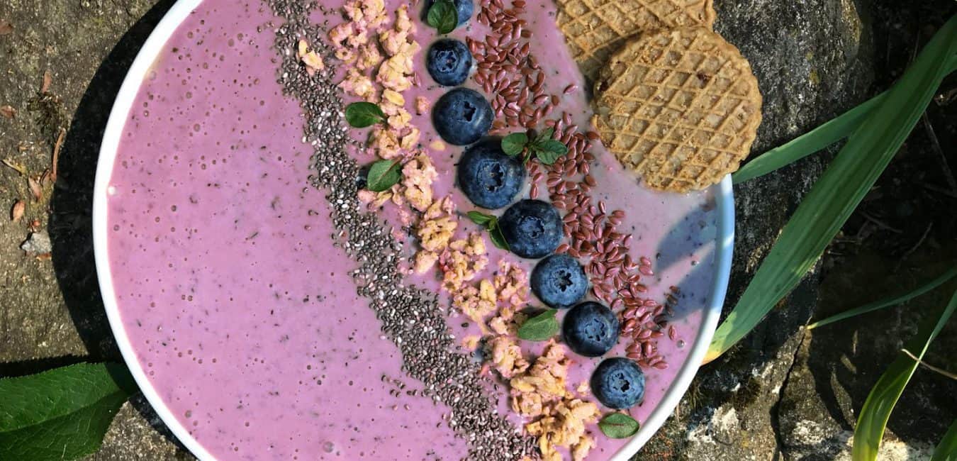 Borůvková smoothie bowl s jogurtem