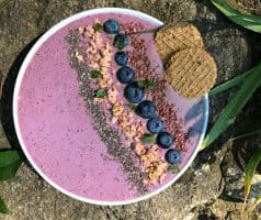 Borůvková smoothie bowl s jogurtem