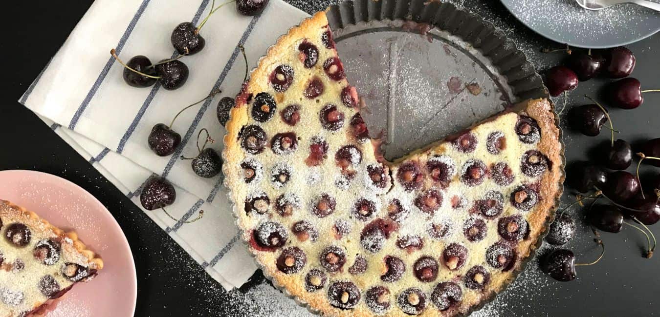 Vláčný francouzský třešňový koláč clafoutis