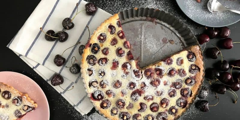 Vláčný francouzský třešňový koláč clafoutis