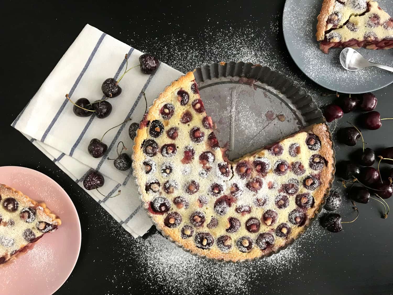 Vláčný francouzský třešňový koláč clafoutis