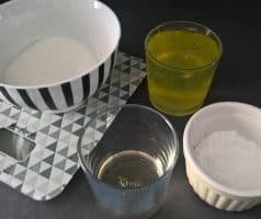 Dort Pavlova s lesním ovocem a granátovým jablkem