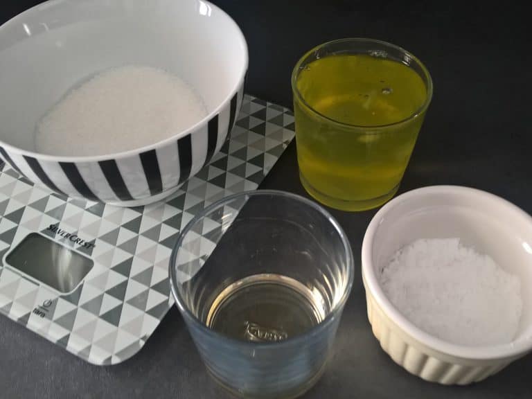 Dort Pavlova s lesním ovocem a granátovým jablkem