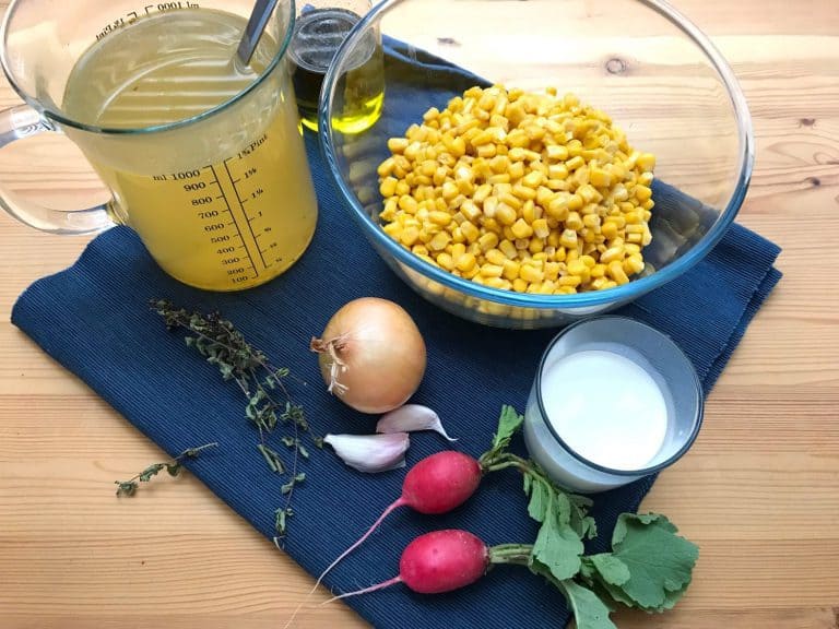 Studená kukuřičná polévka s ředkvičkami