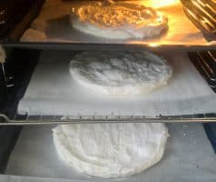 Dort Pavlova s lesním ovocem a granátovým jablkem