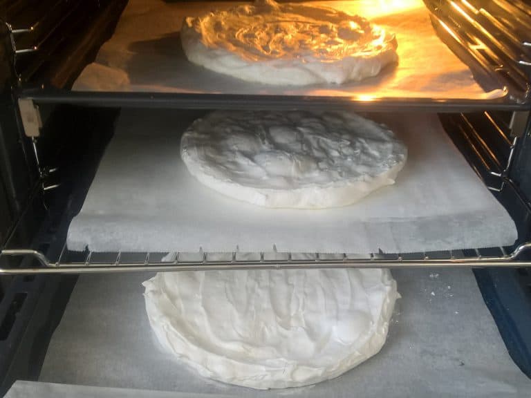 Dort Pavlova s lesním ovocem a granátovým jablkem