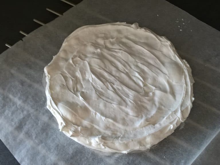 Dort Pavlova s lesním ovocem a granátovým jablkem