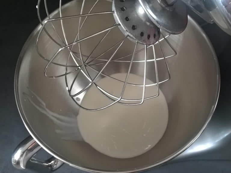 Dort Pavlova s lesním ovocem a granátovým jablkem