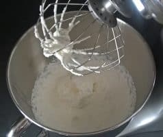 Dort Pavlova s lesním ovocem a granátovým jablkem