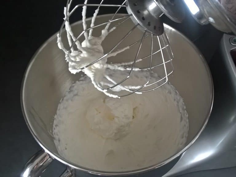 Dort Pavlova s lesním ovocem a granátovým jablkem