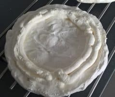 Dort Pavlova s lesním ovocem a granátovým jablkem