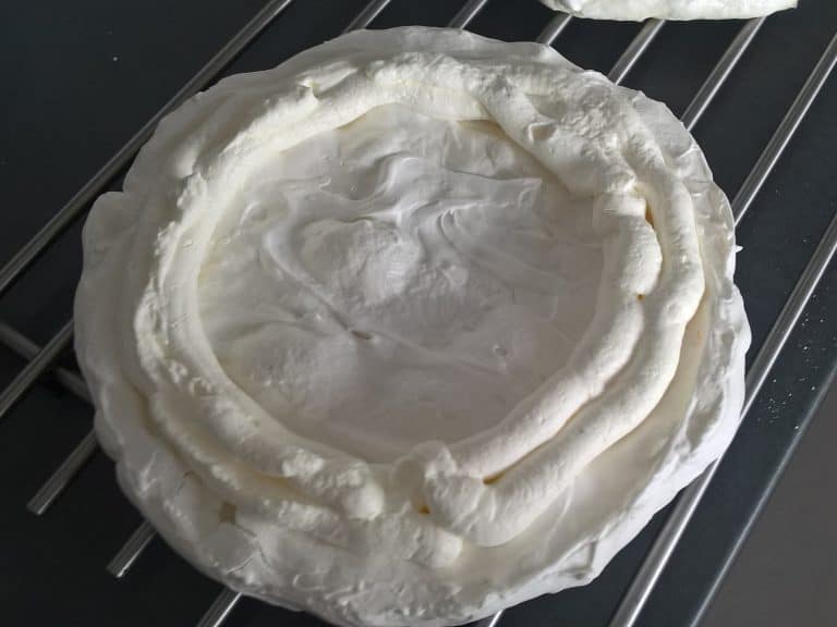 Dort Pavlova s lesním ovocem a granátovým jablkem