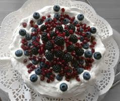 Dort Pavlova s lesním ovocem a granátovým jablkem