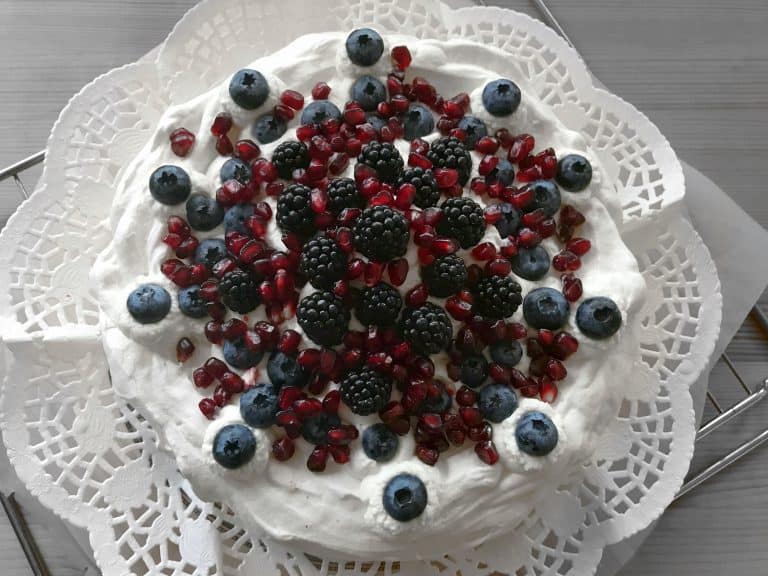 Dort Pavlova s lesním ovocem a granátovým jablkem