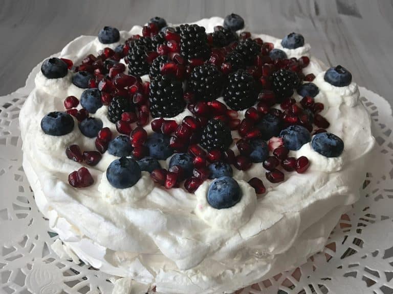 Dort Pavlova s lesním ovocem a granátovým jablkem