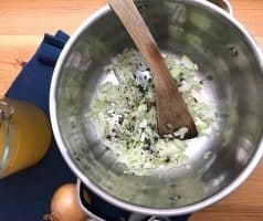 Studená kukuřičná polévka s ředkvičkami