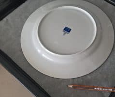 Dort Pavlova s lesním ovocem a granátovým jablkem