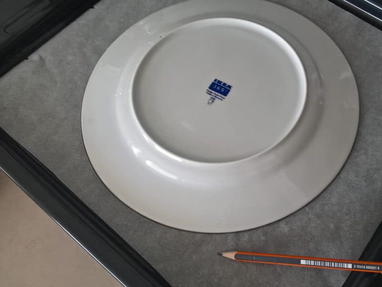 Dort Pavlova s lesním ovocem a granátovým jablkem